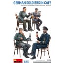 1:35 Fig. Dt. Soldaten im Caf&eacute; (4)